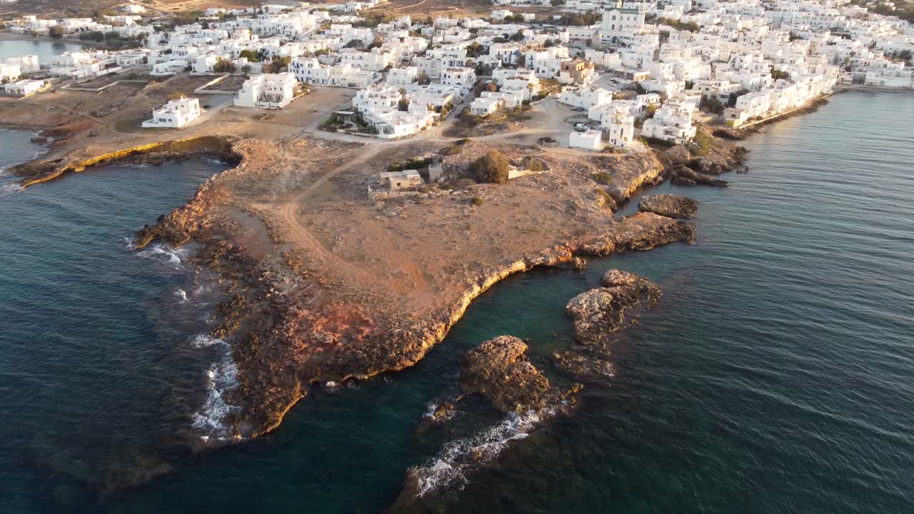 imágenes aéreas de la pintoresca playa de naoussa y la impresionante naturaleza en la isla de paros, grecia