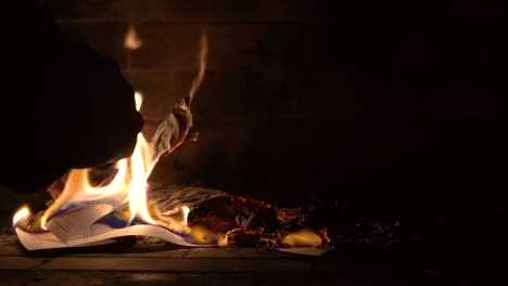 llamas acogedoras: las manos del hombre calentándose junto al fuego