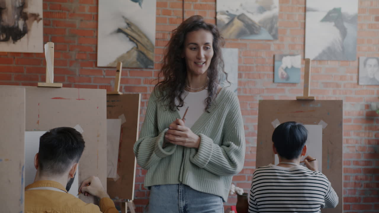Studenti di corso d'arte che disegnano modelli