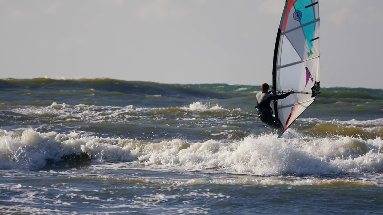 windsurf en olas altas del mar báltico, polonia