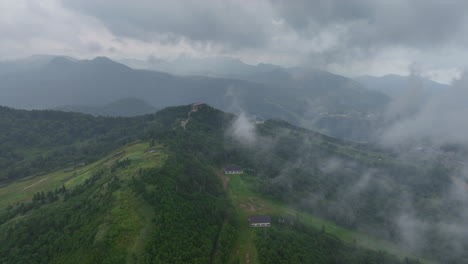 seguimiento aéreo disparado sobre las nubes en el parque nacional de joshinetsu en el sombrío japón