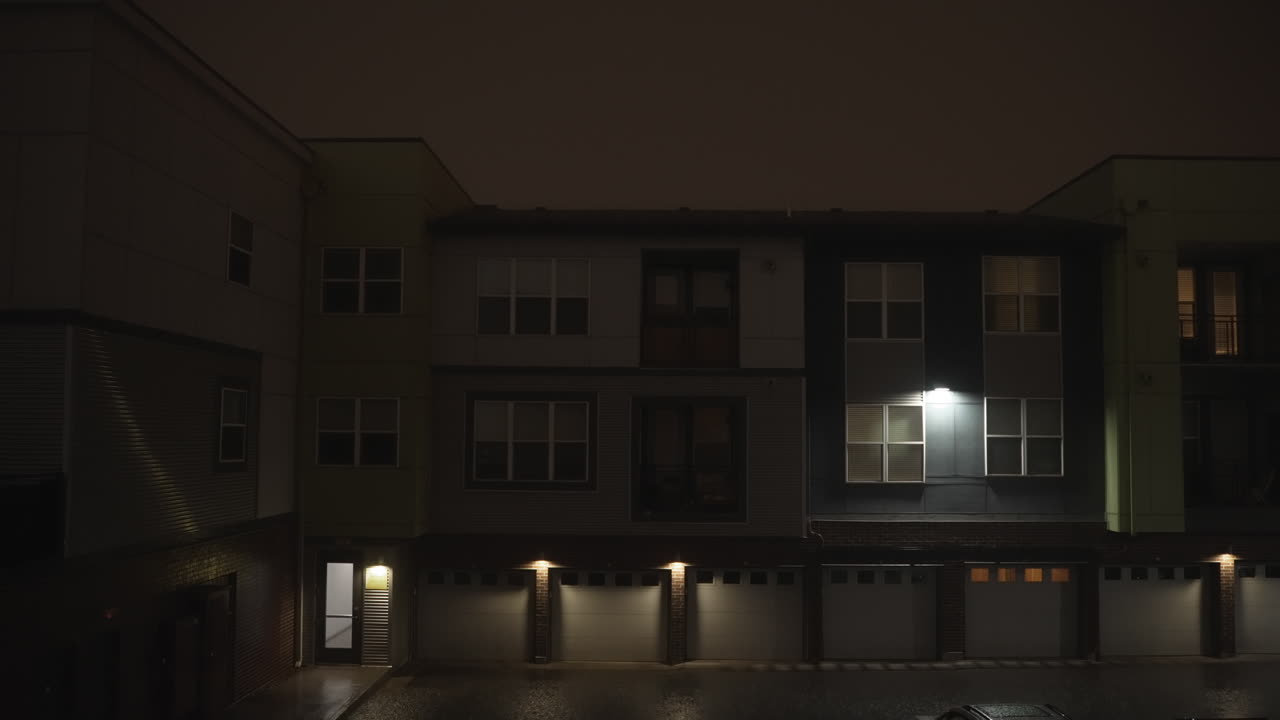 Lyn og regn under kraftig storm set fra et lejlighedskompleks nær Denver, Colorado. Slowmotion-optagelse