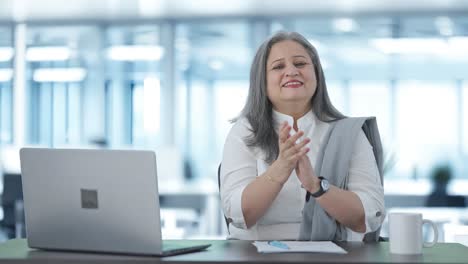 feliz mujer de negocios india senior aplaudiendo y apreciando