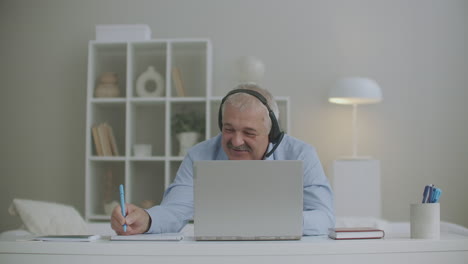 Un-Hombre-Alegre-Está-Charlando-Con-Colegas-Mediante-Video-Chat-En-Una-Computadora-Portátil-Durante-Una-Reunión-Diaria-En-Línea-Y-Un-Retrato-Riendo