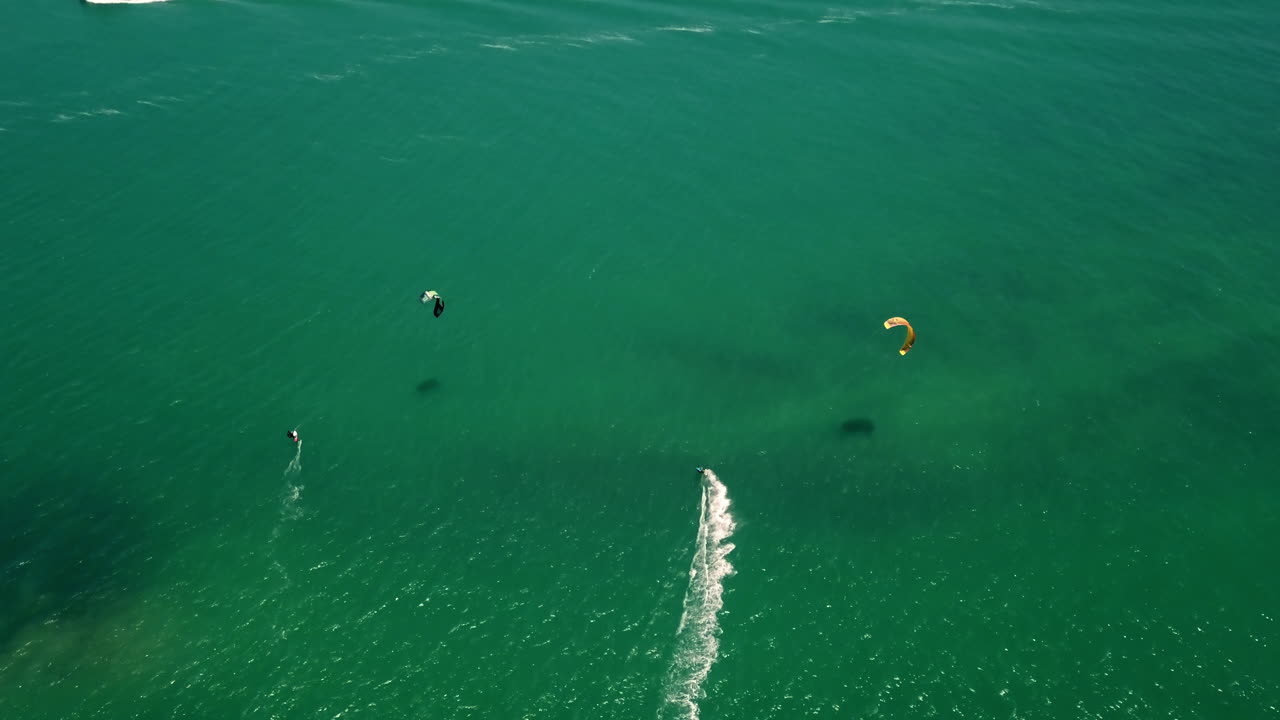 청록색 대서양에서 카이트 서퍼의 높은 고도 하향식 드론 샷