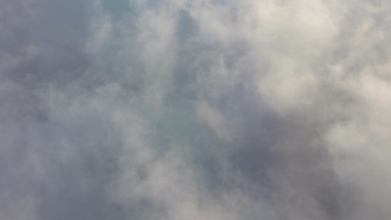 nubes en movimiento vistas desde un avión