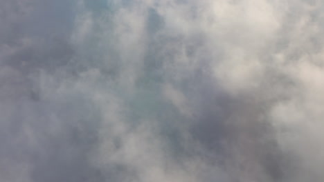 nubes en movimiento vistas desde un avión