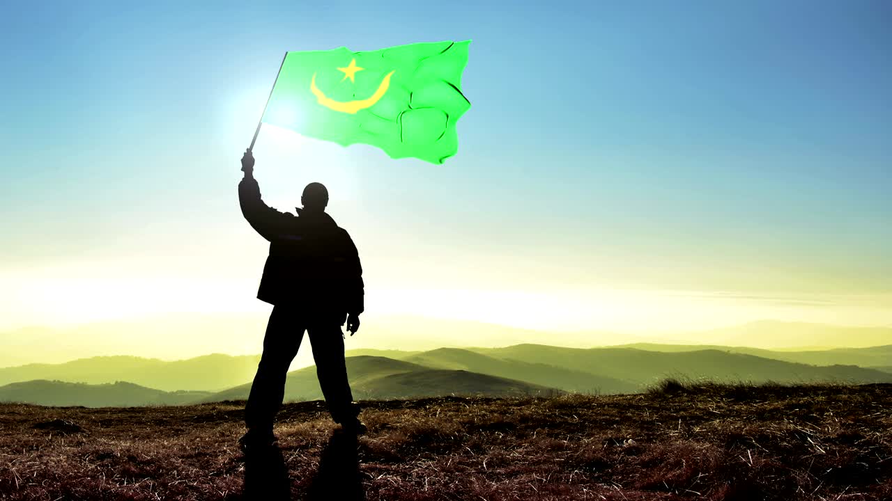 성공적인 실루 남자 우승자 산 꼭대기에서 모리타니아 발을 흔들고, 시네마그래프 루프 배경