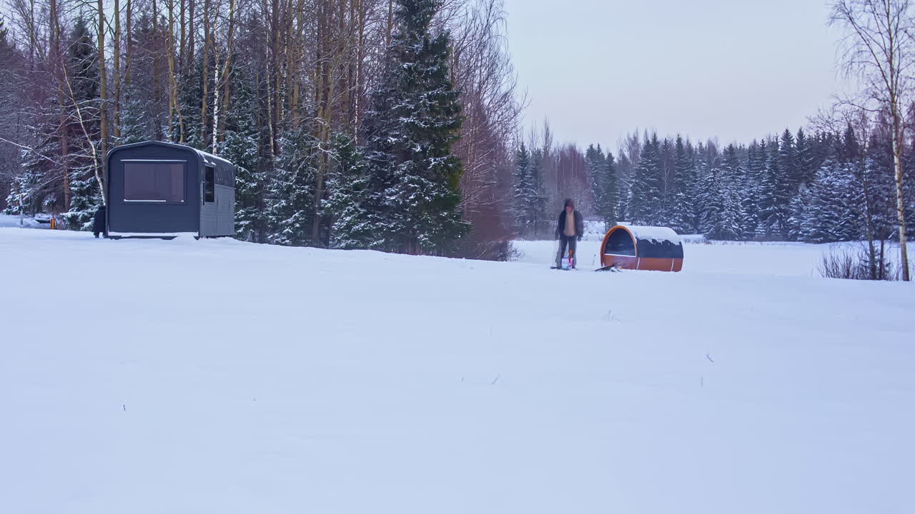 casa de camping con sauna de barril de termomadera en la naturaleza