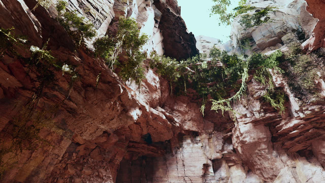 gran cueva rocosa de hadas con plantas verdes
