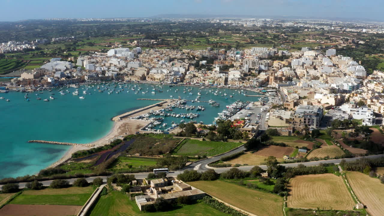 панорамный вид на рыбацкую деревню марсакслокк в юго-восточном регионе мальты - съемка с беспилотного летательного аппарата