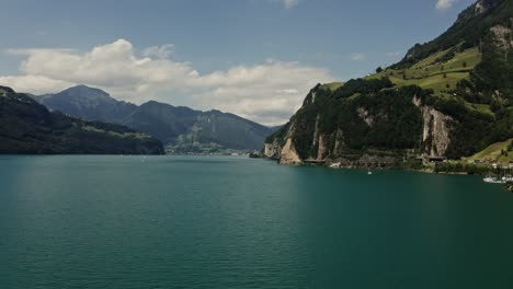 paisaje de lagos de los alpes suizos