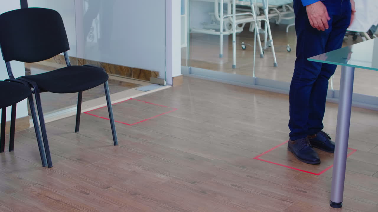 코로나19 스티커가 붙은 병원 대기실