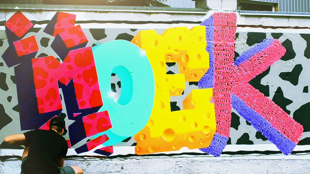 El artista dibuja grafitis en una valla. Dibujo abstracto.