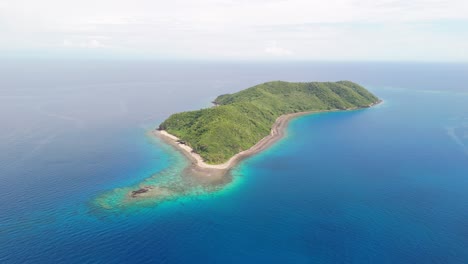 isla remota vista desde un avión no tripulado en fiji