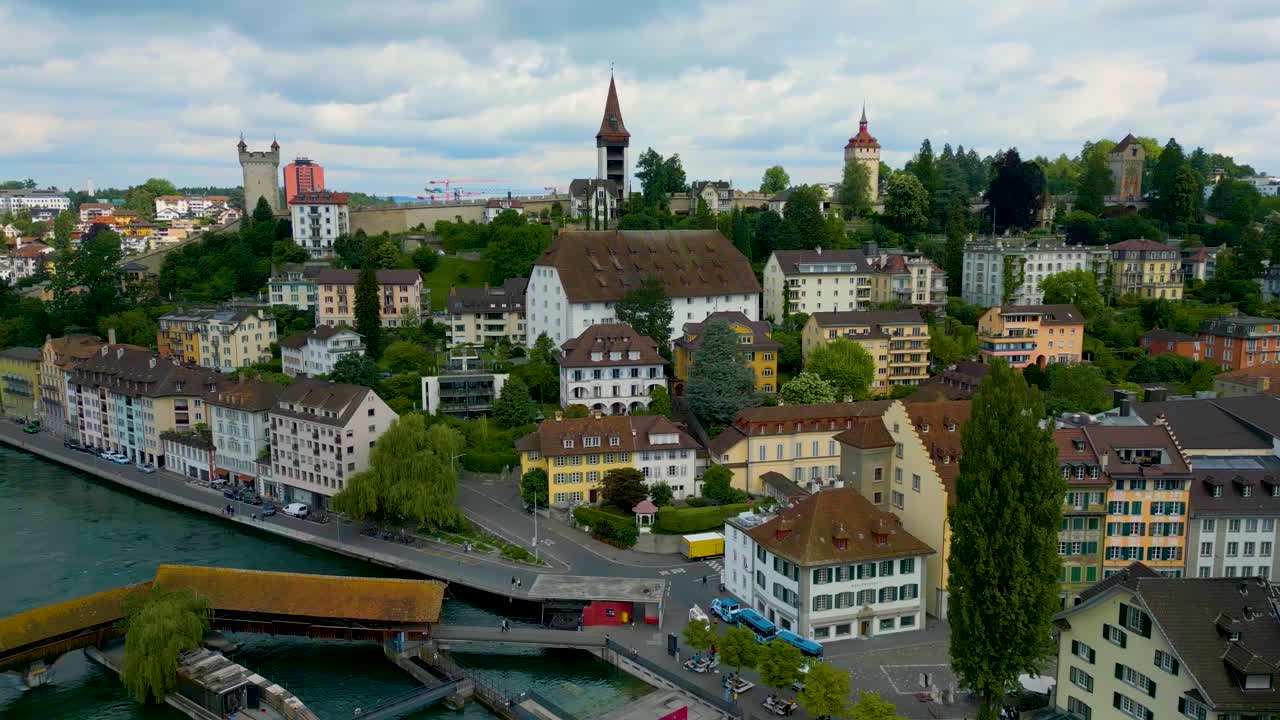 스위스 루체른의 루스 강에 있는 스프레어브루크 다리의 4k 드론 영상.