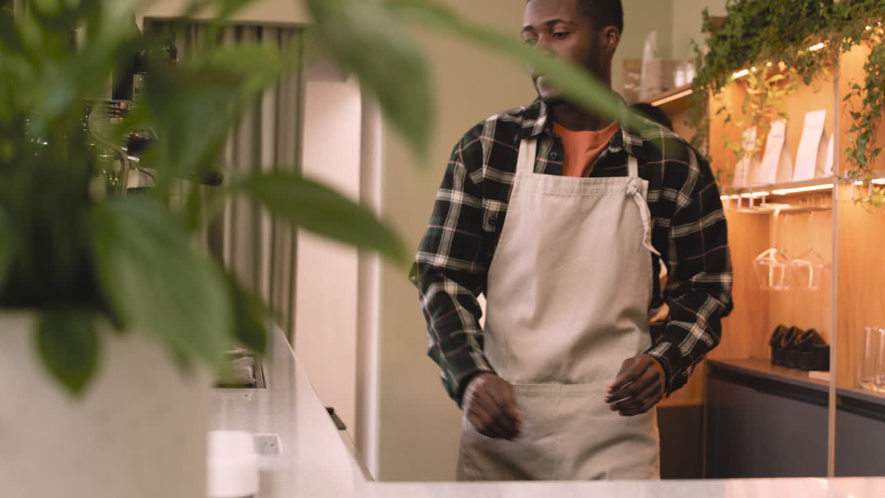 mujer muy joven usando su teléfono inteligente en un parque verde