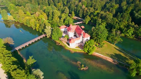 Pintorescas-Imágenes-De-Drones-De-4k-Del-Castillo-Otočec-En-Una-Hermosa-Luz-Soleada