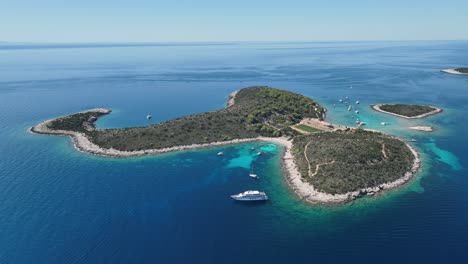 video de un avión no tripulado girando alrededor de una pequeña isla en el mar adriático en croacia