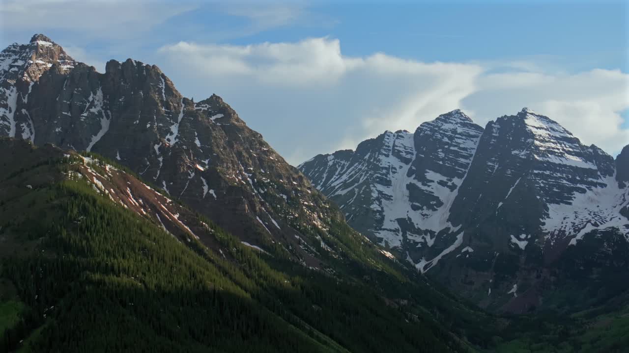 Piramida Maroon Bells North Maroon Peak Wilderness matahari terbenam aerial drone Colorado Elk Range Pegunungan Rocky musim semi musim panas langit biru awan Aspen Snowmass White River National Forest paralaks kiri