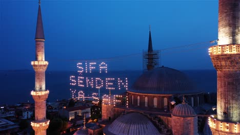 vista aérea de la mezquita azul en estambul. dice "la curación es de dios"