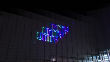espectáculo de láser que emite mensajes de &quot;paz&quot;, &quot;amor&quot; y &quot;unidad&quot; en una hermosa pared del edificio de exhibición de arte que se sumerge en una exhibición colorida mientras recuerda mensajes positivos