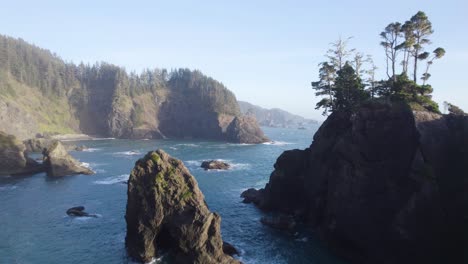 Natural-Bridges-Ocean-Arch-on-Oregon's-Pacific-Northwest-Coast,-Aerial-Landscape-of-Famous-Landmark