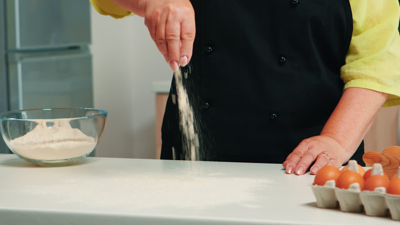 밀가루를 뿌리는 장면을 확대합니다.