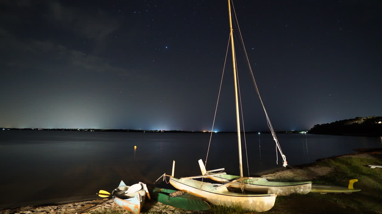 Veleiro Austrália Bela e Deslumbrante Via Láctea Cruzeiro do Sul Trilhas de Estrelas Noturnas Timelapse por Taylor Brant Film