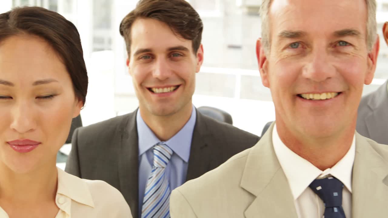 personas de negocios sonriendo a la cámara