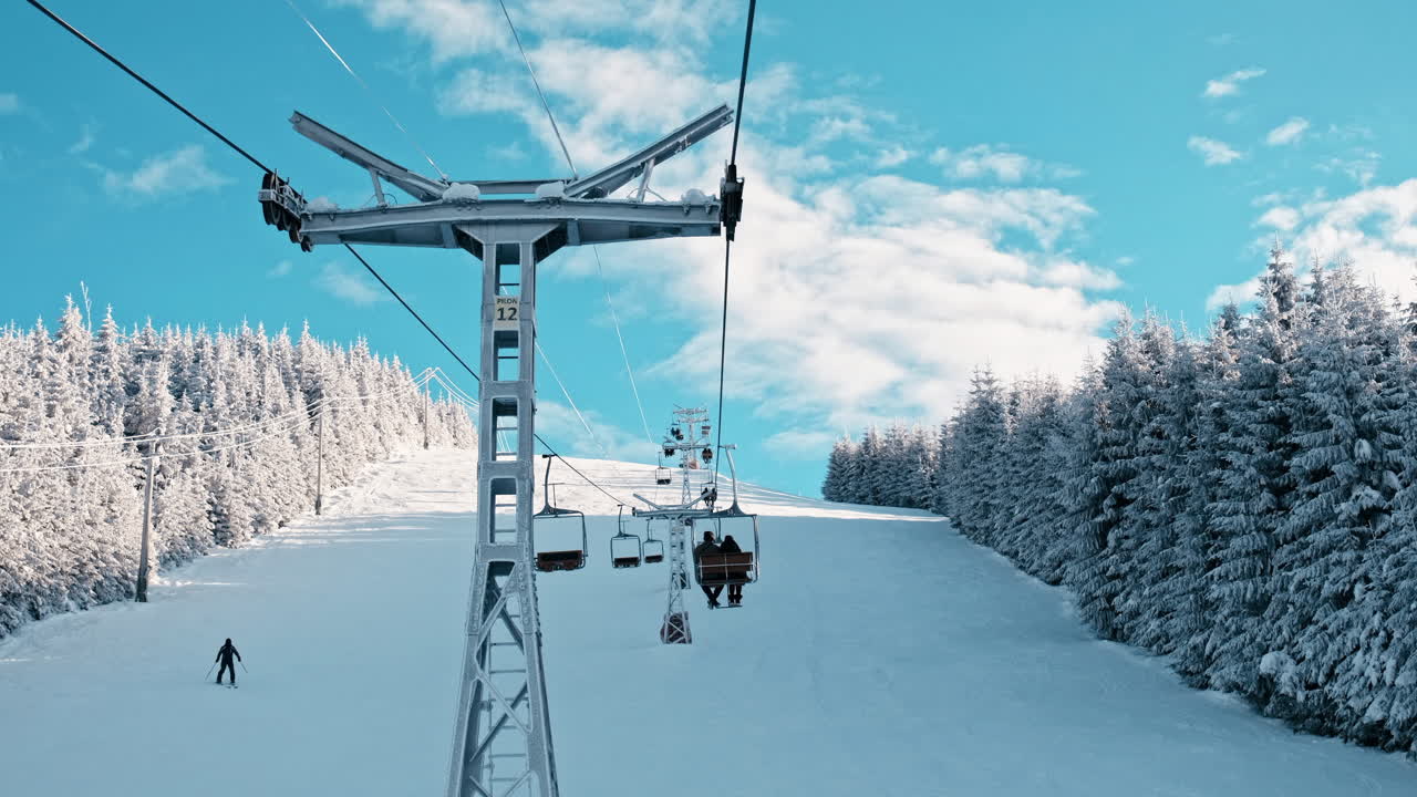Funivie sui Carpazi in inverno, sciatori che sciano su montagne innevate, Romania