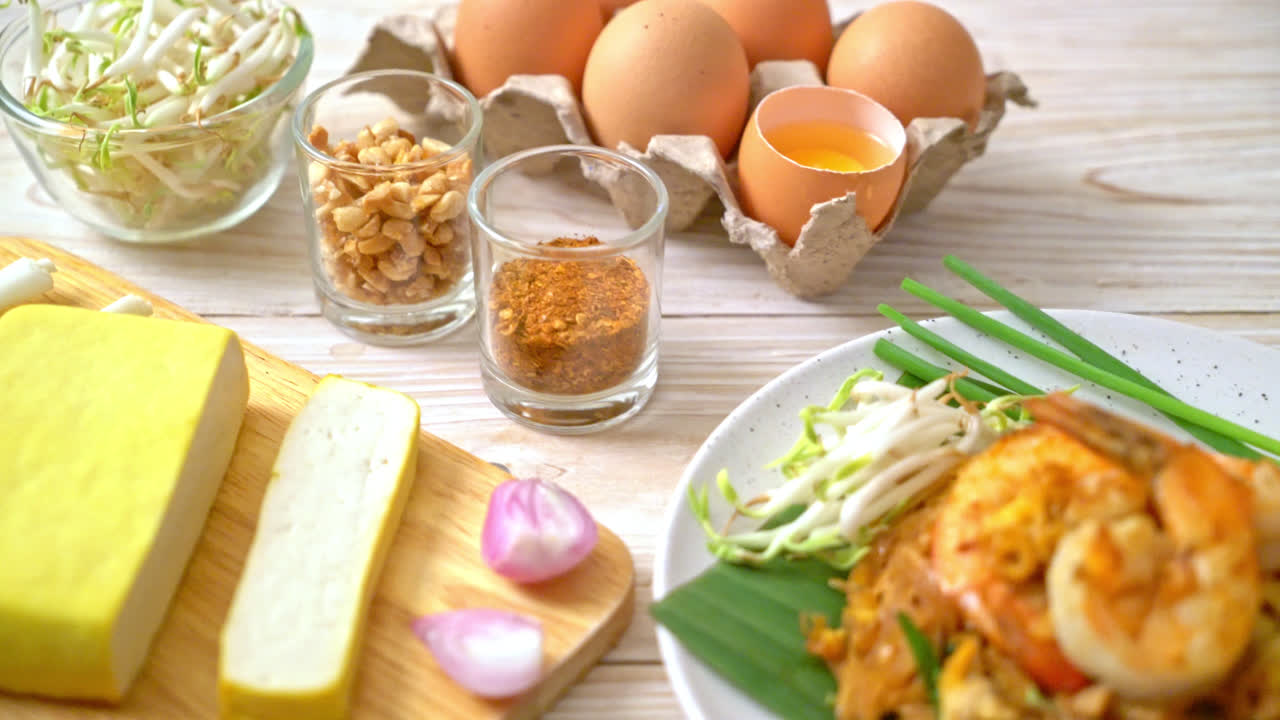 팟타이 또는 새우를 곁들인 볶음 국수