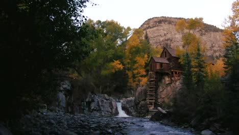 Casa-De-Molino-De-Minería-Con-Cascada,-Arroyo-Y-Río-Durante-El-Otoño,-Los-Colores-Del-Otoño,-El-Control-Deslizante-De-La-Tarde-A-La-Derecha-Debajo-En-El-Molino-De-Cristal,-Mármol,-Colorado