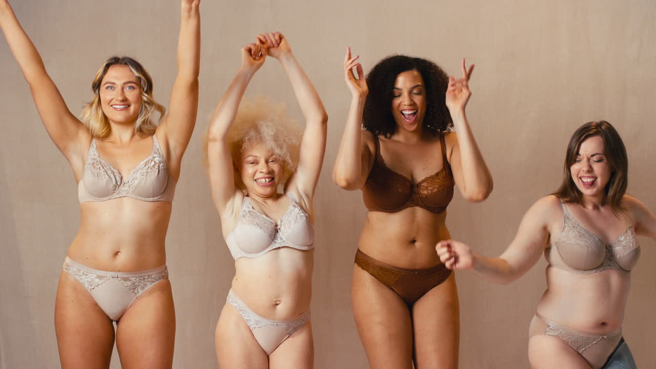 grupo de amigas diversas una con una prótesis en ropa interior promoviendo la positividad corporal