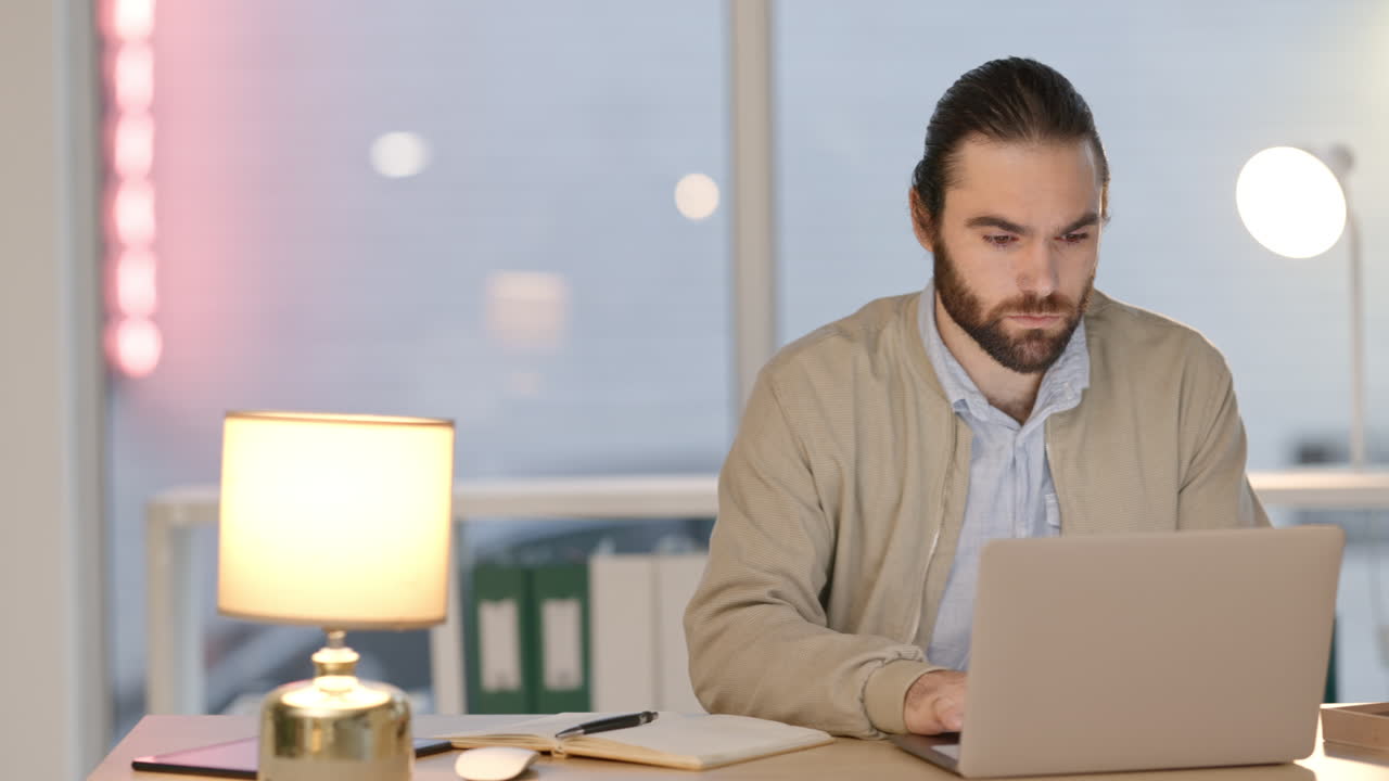 hombre de negocios cansado trabajando en su computadora portátil tarde