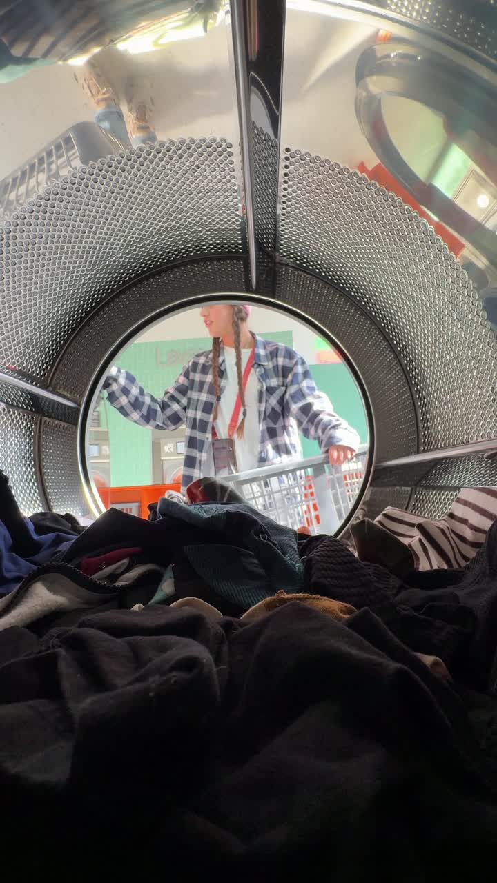 mujer haciendo la ropa en una lavadora