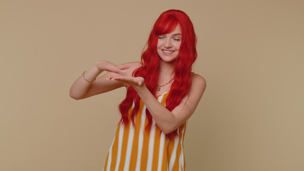 부유한 소녀는 돈을 비하거나 던지는 것을 보여줍니다. 손의 몸짓, 더 많은, 큰 수익을 꿈꾸는 것.