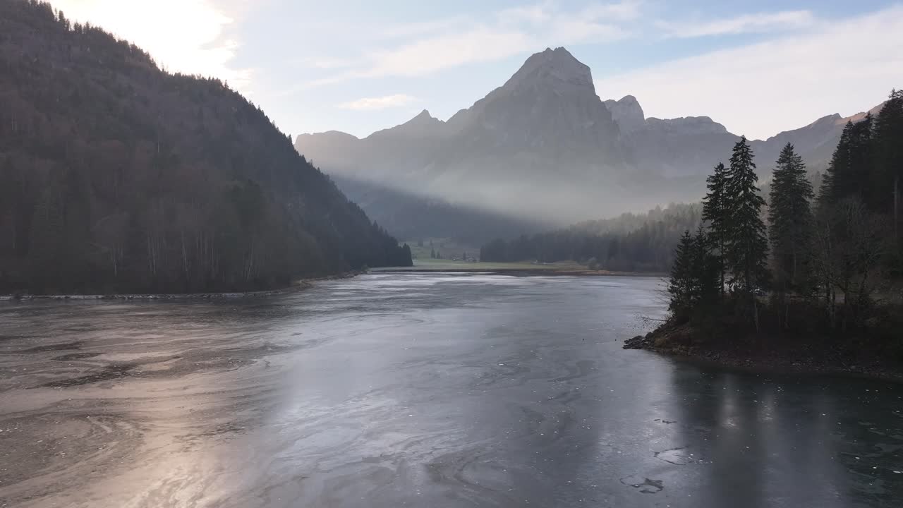 Fantastisk dronebilde over Obersee-sjøen i Näfels, Glarus, Sveits, med den rolige skjønnheten av de omkringliggende majestetiske fjellene