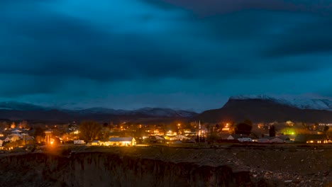 crepúsculo al lapso de tiempo del anochecer de la pequeña ciudad la verkin, utah - alejar el lapso de tiempo