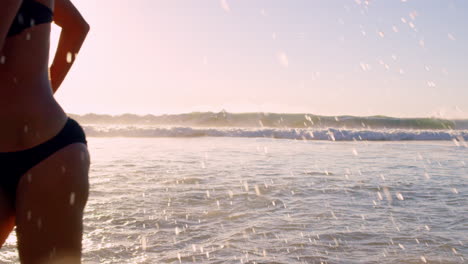 Eine-Vielfältige-Gruppe-Von-Freunden-Schwimmt-Bei-Sonnenuntergang-Im-Meer