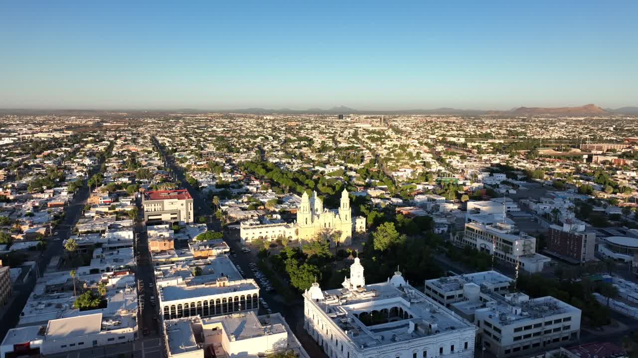vista aérea de drones de una iglesia desde el frente en un pequeño pueblo 4k
