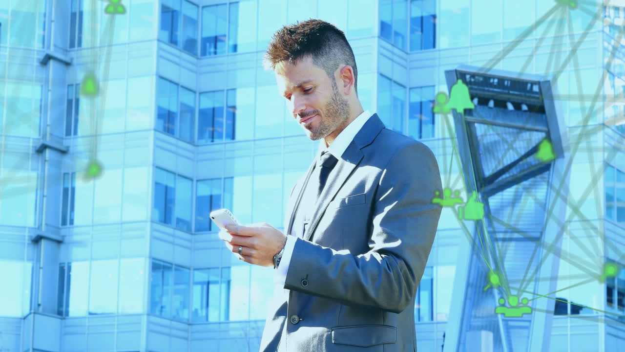animación de la red de medios de comunicación sobre feliz hombre de negocios caucásico usando teléfono inteligente