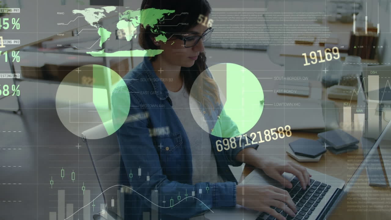 animación de procesamiento de datos estadísticos contra mujeres biraciales usando computadora portátil en la oficina