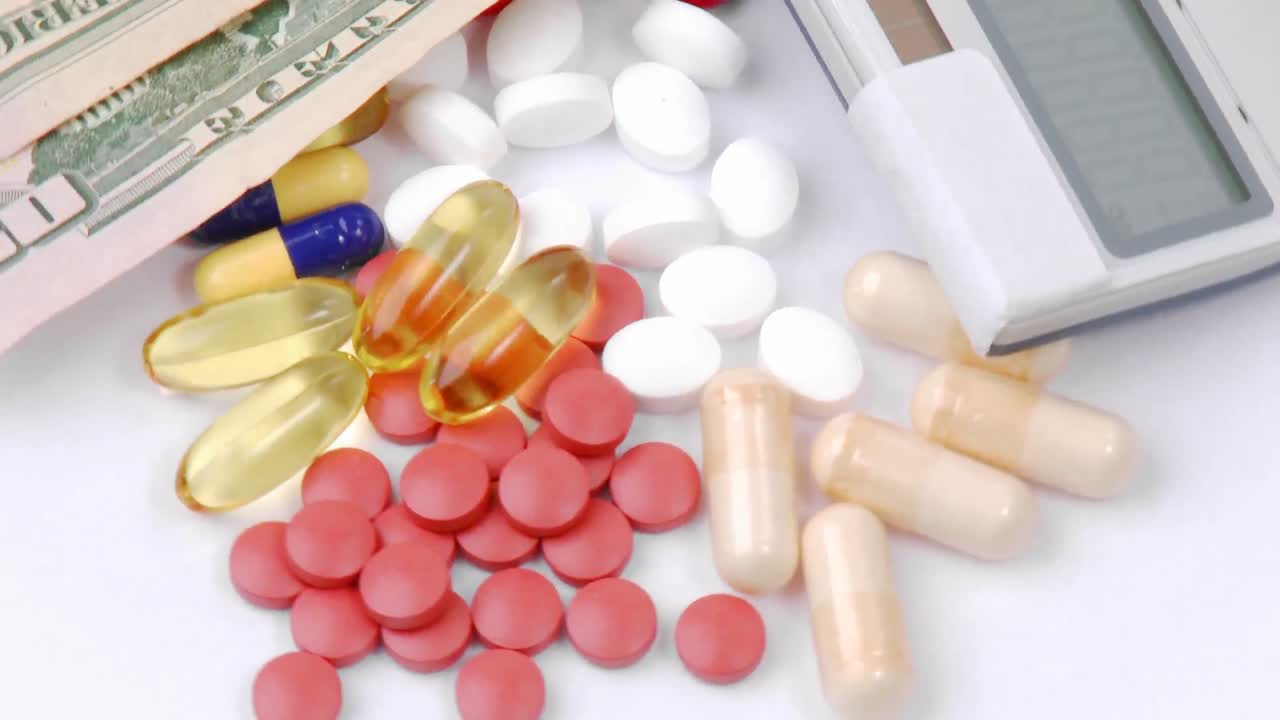 달러와 다채로운 알약이 바뀌고