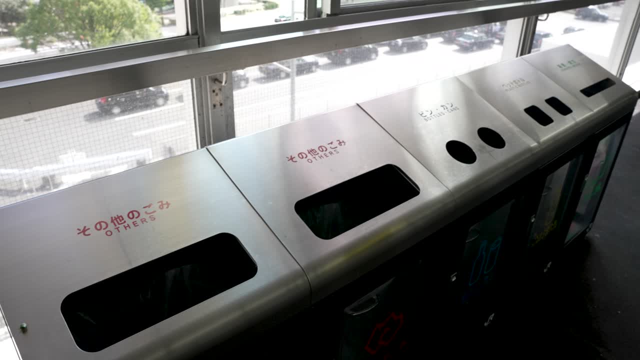 신 오사카 역 플랫폼에 위치한 금속 재활용 쓰레기통