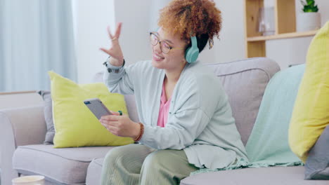 música telefónica, mujer negra y sofá de un joven