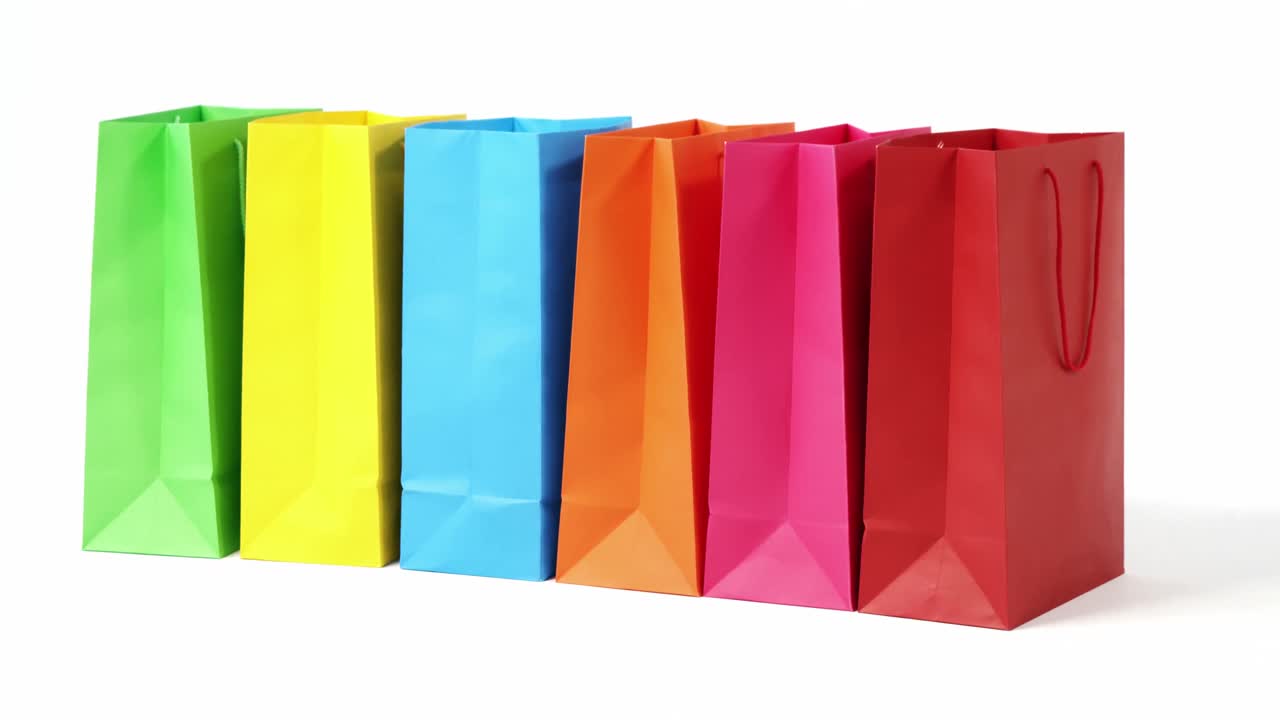 bolsas de compras multicolores sobre un fondo blanco