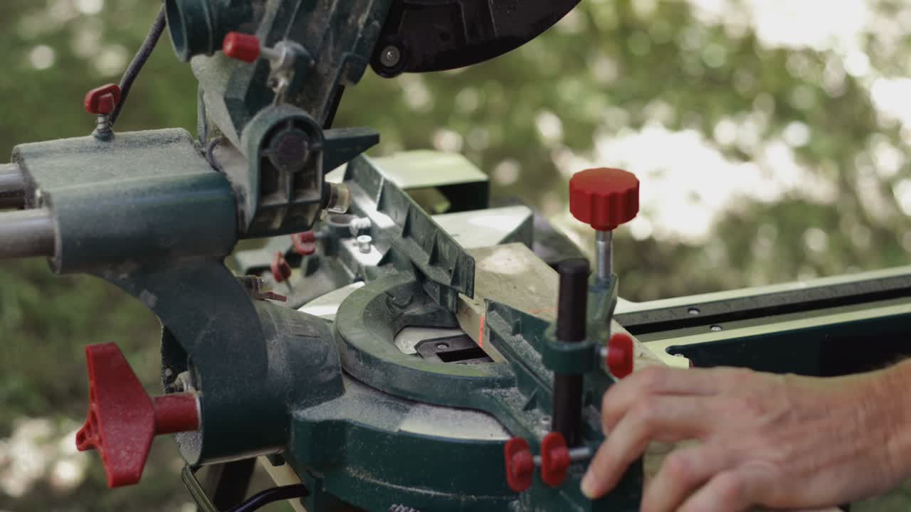 Miter saw cross cut close up