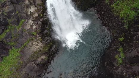 cascada espectacular que cae en el agua del río de las montañas en islandia, europa - vista ascendente de arriba hacia abajo