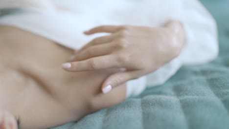Una mujer tocando su cuello.